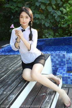國模露露客廳沙發(fā)